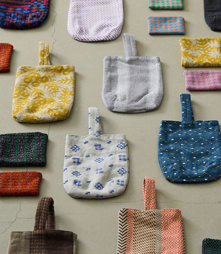 アーカイブ生地の豊かな表情を楽しむ、 バッグとポーチ