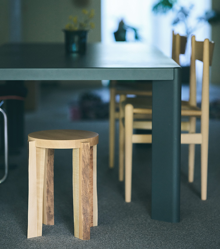 森の景色を想わせる、佇まいのよい小家具