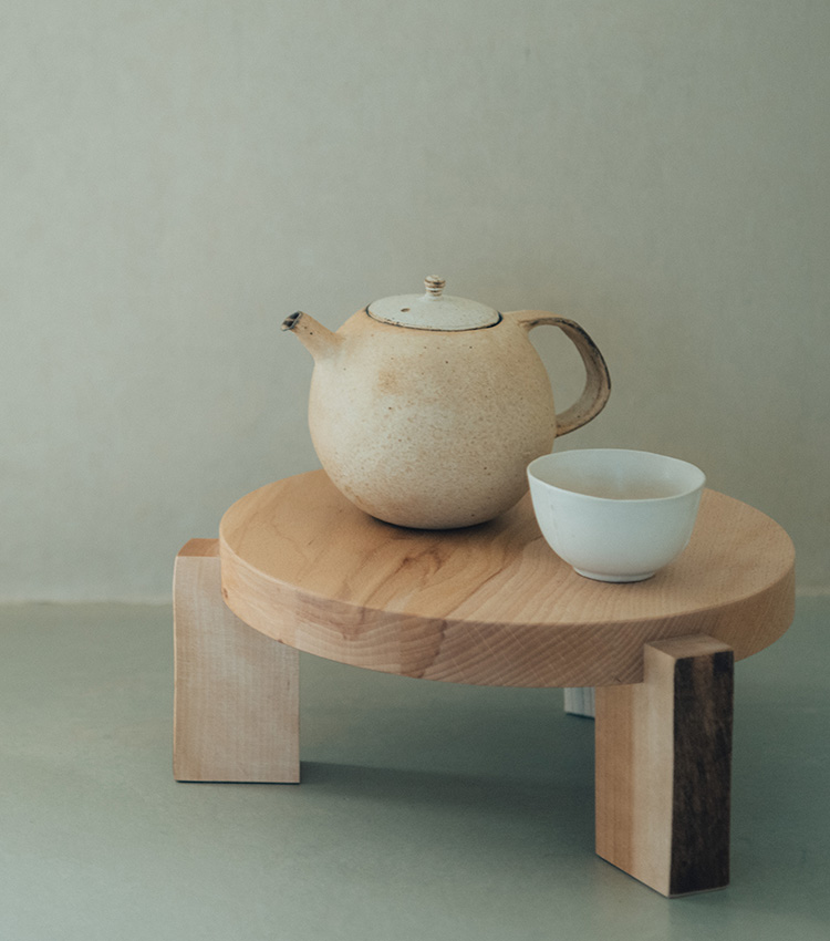 森の景色を想わせる、佇まいのよい小家具