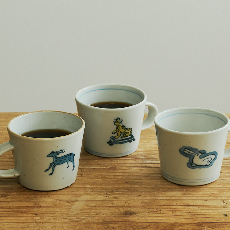 小ぶりで愛らしい磁器のマグカップ