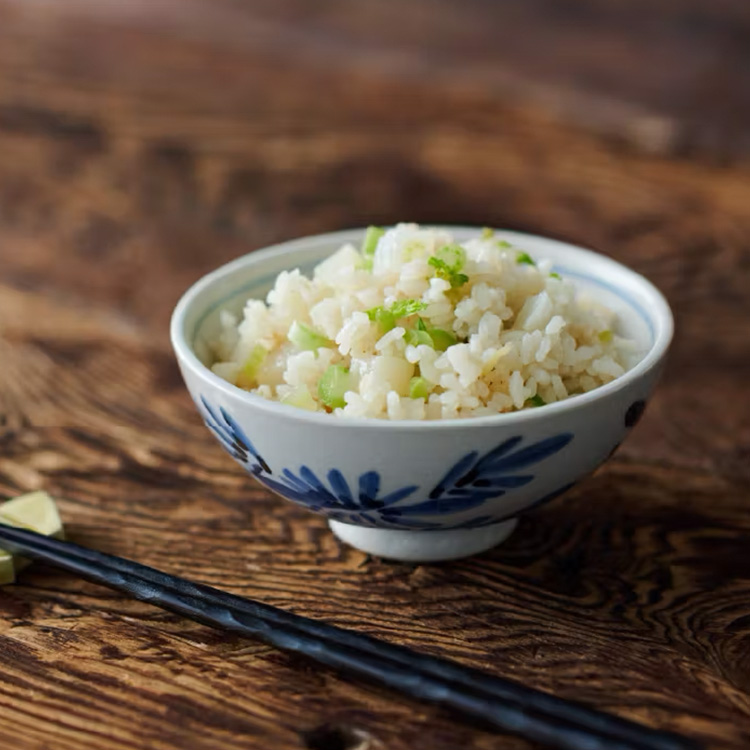 小ぶりで愛らしい磁器のマグカップ