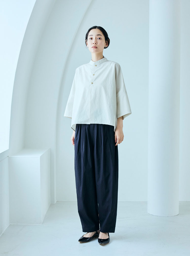 薄手の高密度タックパンツ