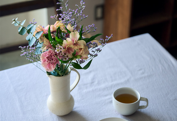 母の日に贈る花と花入れ