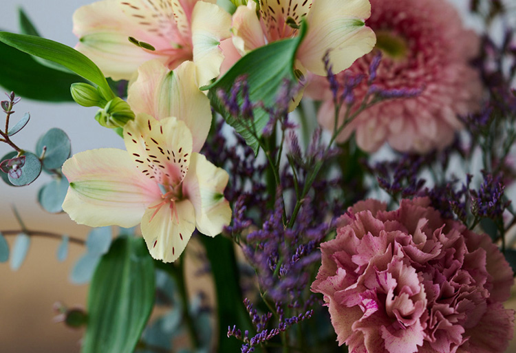 母の日に贈る花と花入れ