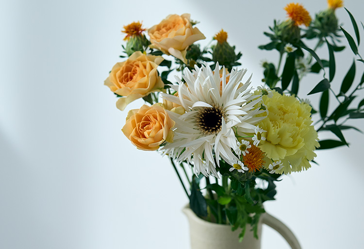 母の日に贈る花と花入れ