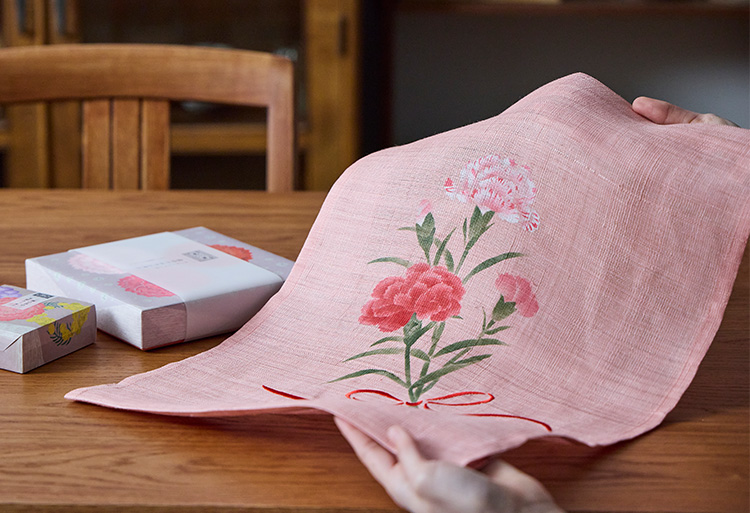 母の日に贈る花と花入れ