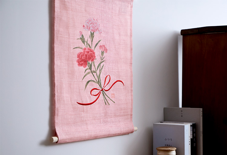 母の日に贈る花と花入れ