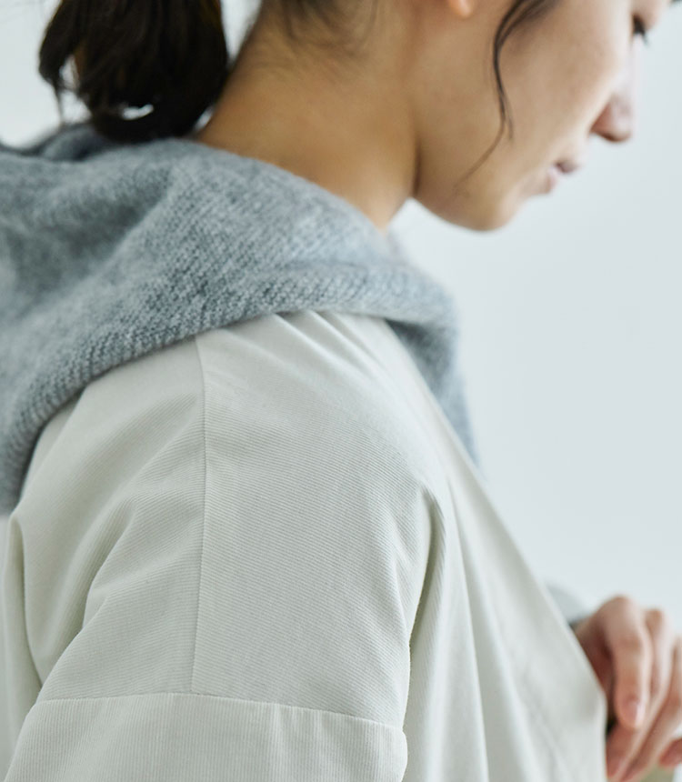上品な質感ながら気負わずに羽織れる生地