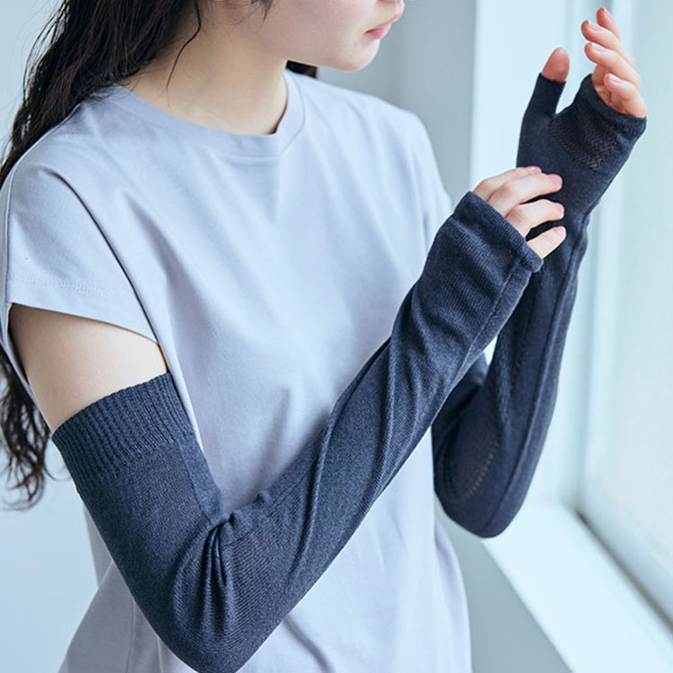 岡崎の石器「INASE」の、石をそのまま活かした花入れ