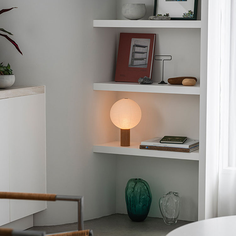 はこぶ、ともす、ほっとする。