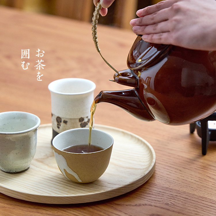 お茶を囲む