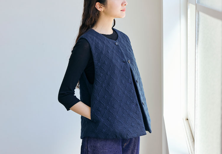 重ね着しやすい体に沿うシルエット