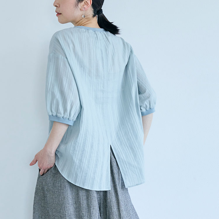 ボトムスを選ばず、一枚でサマになる計算された丈感