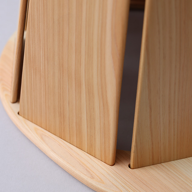 釘やネジを使わず組み立てられています