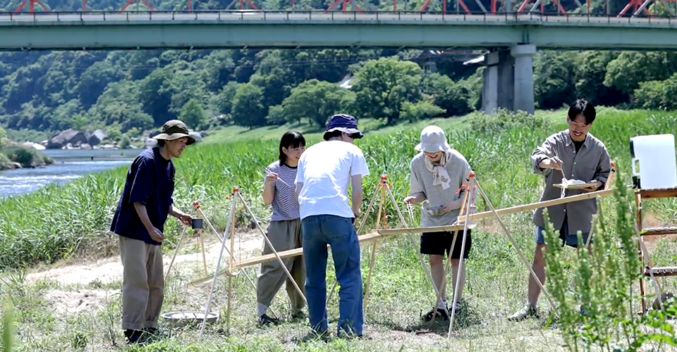 外で、流しそうめん