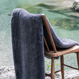 準グランプリ「LOOM&SPOOL SERENE ウール毛布」