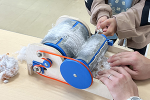みんなで「ひつじ」を完成させよう！お洋服のくるくるリサイクルで“わた”づくり by ごみの学校