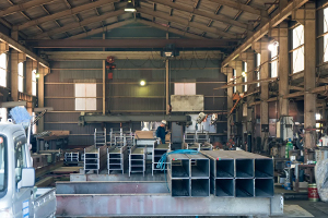 鉄骨の建築資材を製作する「町の鉄工所」を、ひらく。