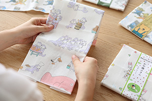 プロの技を目の当たり！かや織ふきんのお包みタイムアタック