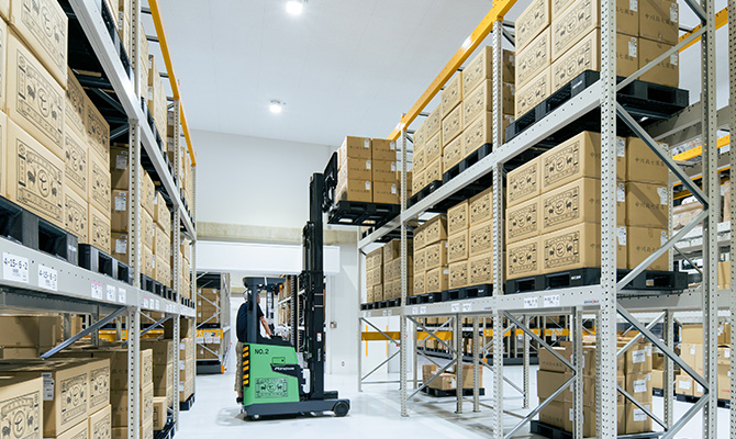 ①延べ床面積2700坪の、巨大倉庫