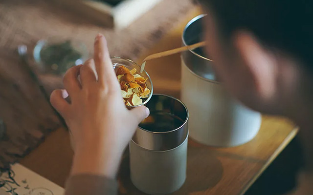 季節の香りを楽しむ、フレーバー番茶づくり