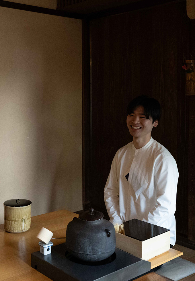 テーブルスタイルで行われるカジュアルな茶道