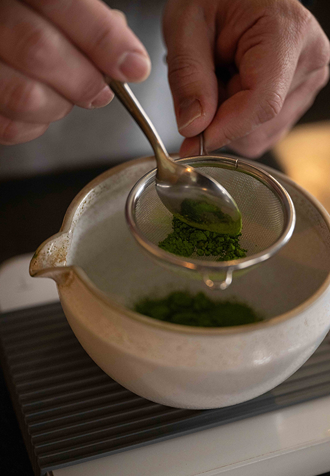 茶漉しを使って抹茶を漉す