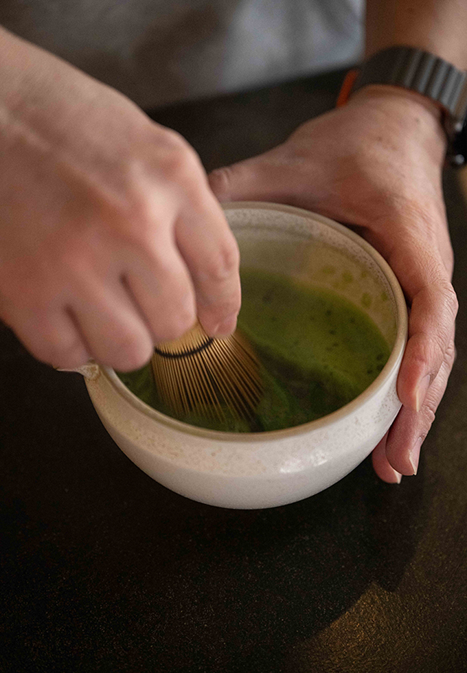 抹茶を点てる