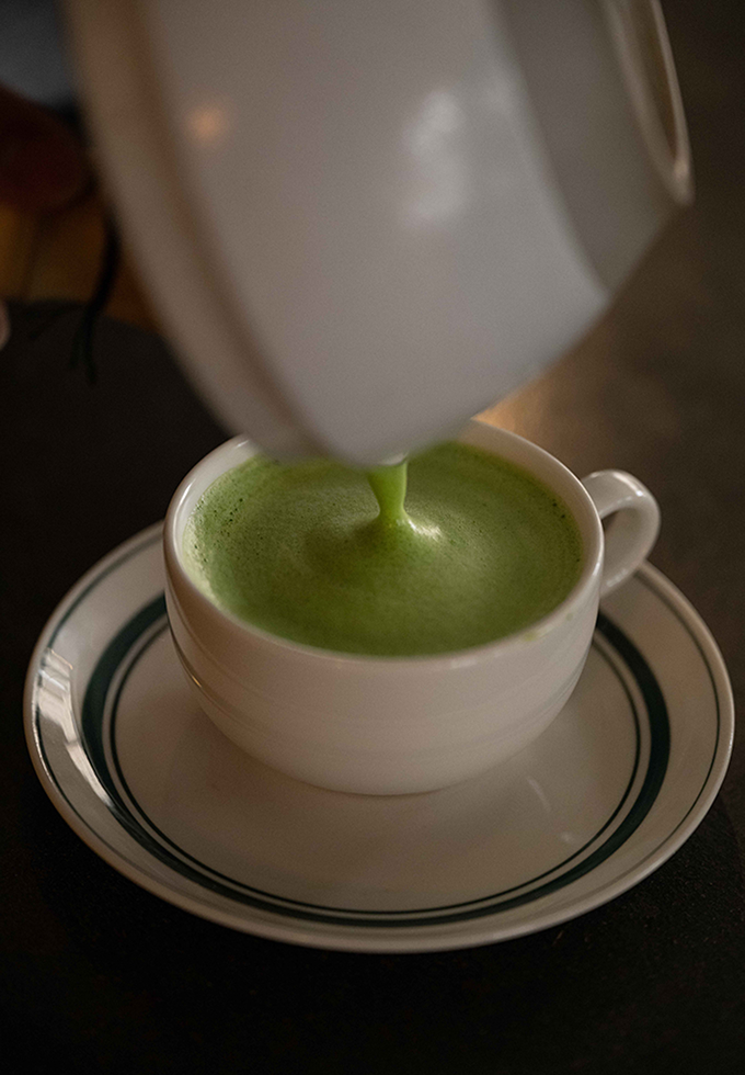 抹茶をマグカップで