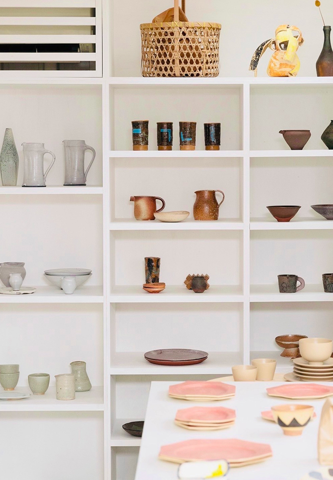 店内は潔い白い空間