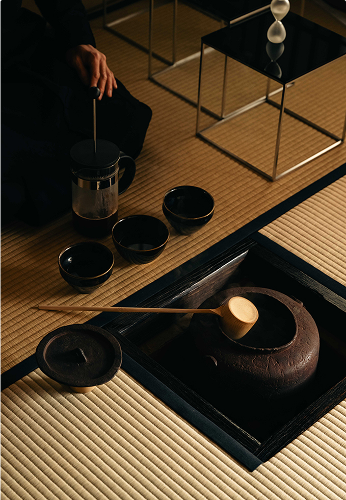 フレンチプレスで淹れたコーヒーを、天目茶碗に