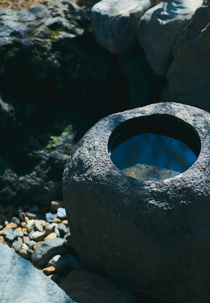 鞍馬石のつくばい
