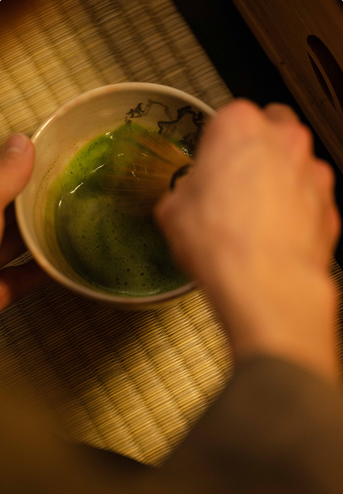 抹茶を点てる