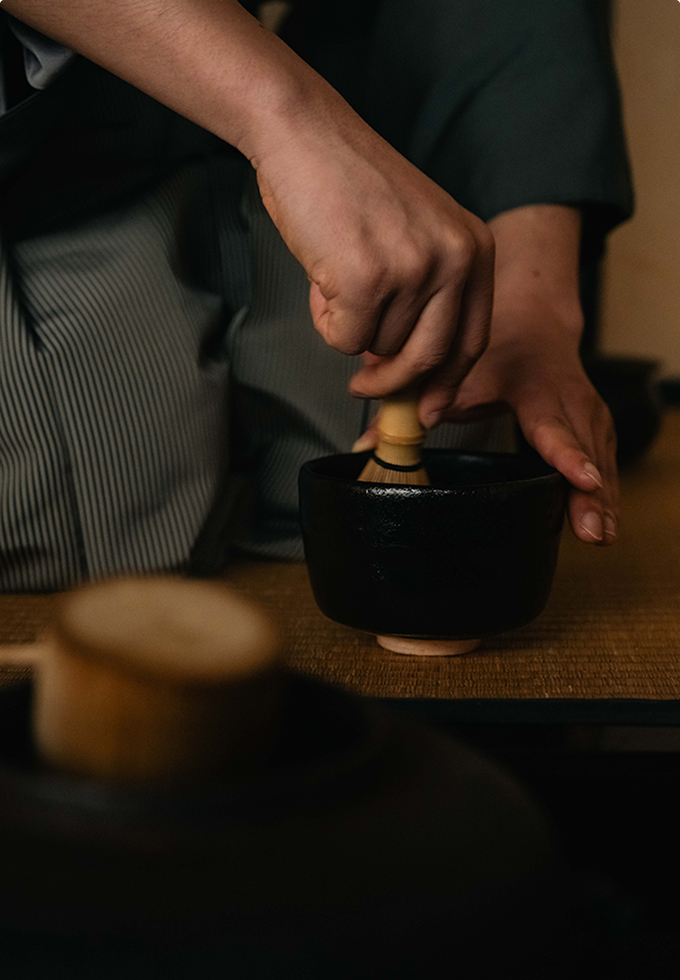 抹茶を点てる