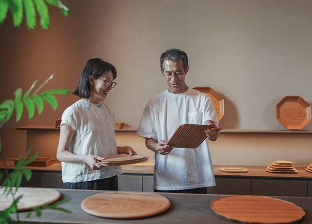 四十沢宏治さん（右）と葉子さん（左）。工房に隣接するGallery&Shop「四十沢木材工芸　Factory's Gallery」にて