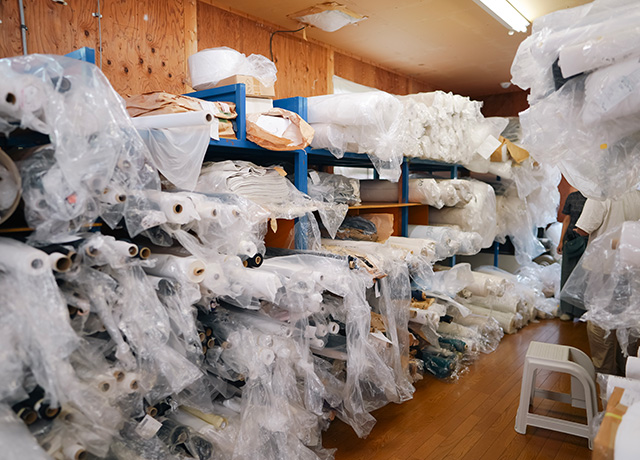 ところ狭しと並ぶ、オリジナルガーゼ。これまでに開発してきた生地は、定番も含めて約100種類。実際にいくつかの生地を手にすると、それぞれがあまりにも表情が違うことに驚きます