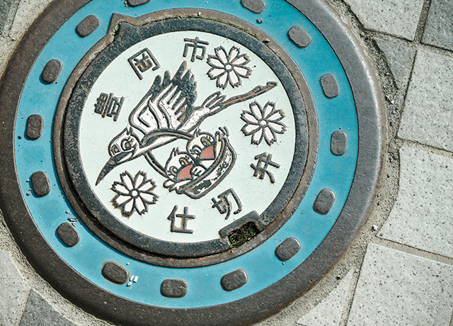 コウノトリをデザインしたマンホールの蓋