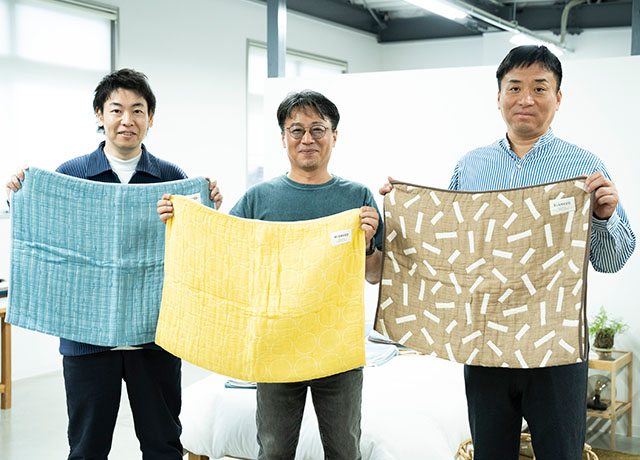 左からブランドマネージャーの太田圭佑さん、工場長の中瀬孝充さん、社長の中瀬元さん。太田さんは前職の繊維商社時代から、タオルだけでも1000種類以上を試してきた繊維のプロ。