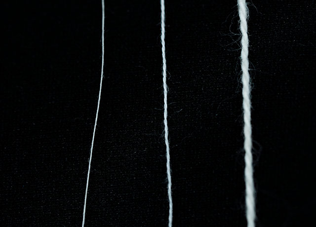BLANKEDのガーゼ生地に使う3種類の糸。中でも表面の経糸に使うのが一番左の細い糸。個体差のある天然の綿をブレンドし安定した品質に仕上げている。
