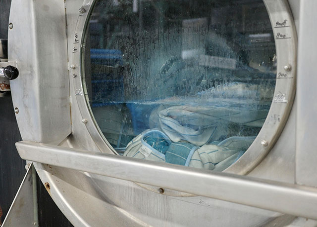 洗い加工をする河上工芸所があるのは今治タオルの産地。薬品を使わず2種類の酵素で綿自体の油を抜いていく。