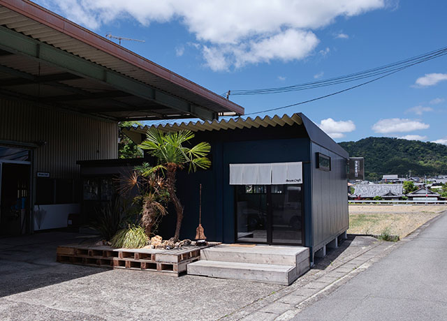 工房の周りを田畑が囲み、近くには川が流れ、南北には山の青々とした景色が広がります。アナグマなどの動物や野鳥の姿も。