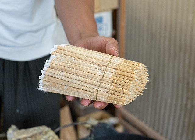 筒状の和紙にい草(灯芯草)を巻きつけた、和ろうそくの「芯」