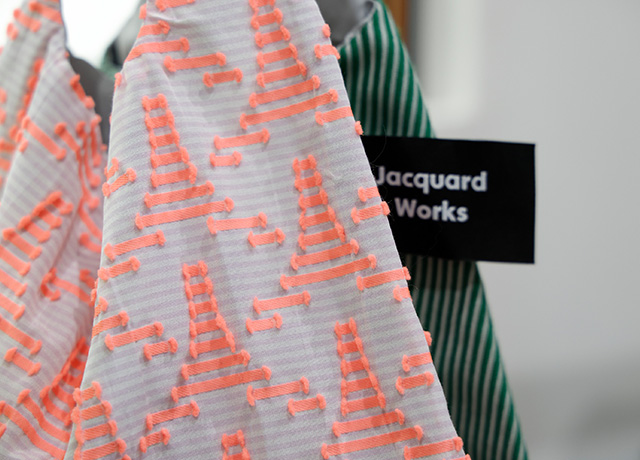 カットジャカードの生地を使ったバッグ。Jacquard Works TWINS Bagの第一作目。