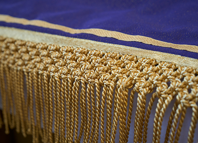 フリンジも全て手作業で作られたもの。糸作りから編み方まで一つひとつにこだわりがある。