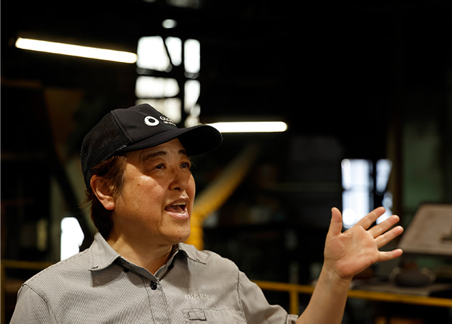鋳造について熱く語る、五代目の及川久仁子さん