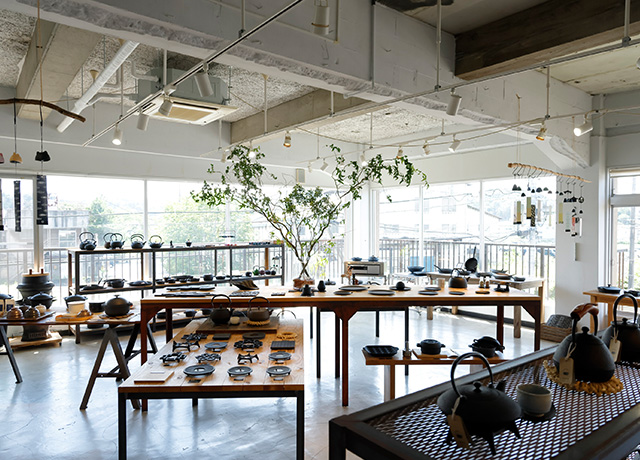 及源鋳造工場隣接の直売店。多種多様な鉄器が並べられている。
