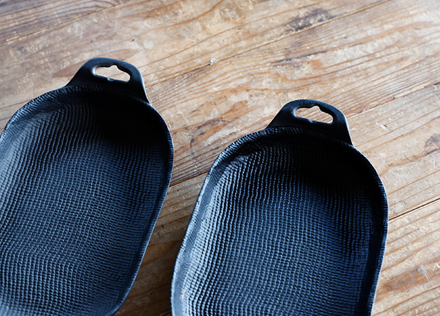 左は新品。右は数年使用したもの。使うにつれて色艶が良くなり、焦げにくくなる。