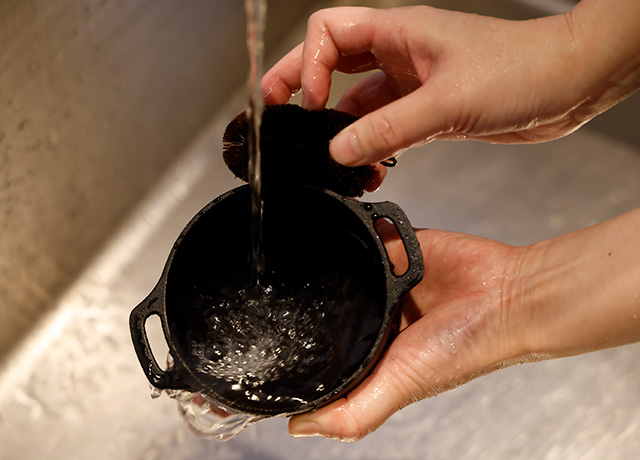 水洗い。たわしでゴシゴシこする。