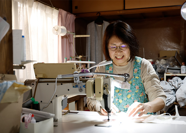 SILKKI製品の縫製を担当する中島さん
