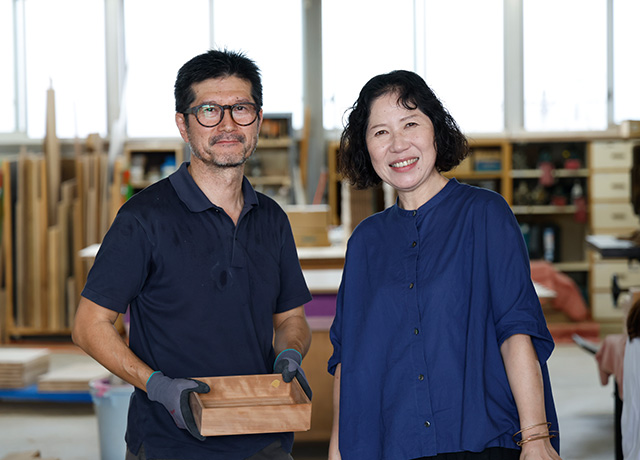木工職人である4代目の清水良彦さんと、デザインから広報、営業までこなす妻の和木佐恵子さん。